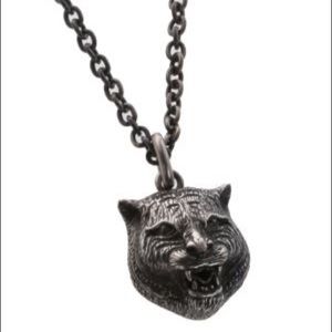 gucci feline pendant